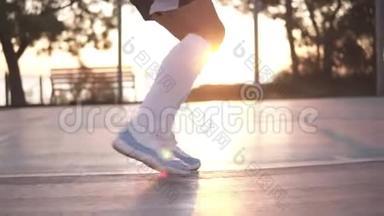 女子篮球运动员的近射双腿在没有球的情况下快速运球，在户外训练